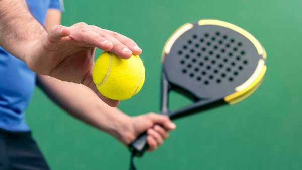 Quelles sont les caractéristiques d'une raquette de padel ?